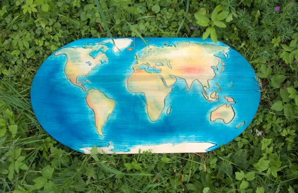 Drewniana mapa świata