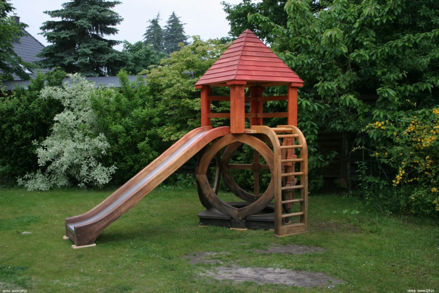 Drewniany domek dla dzieci na plac zabaw