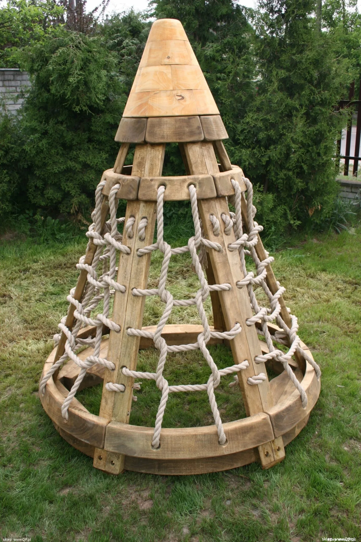 Wieżyczki z drewna, wigwam.
