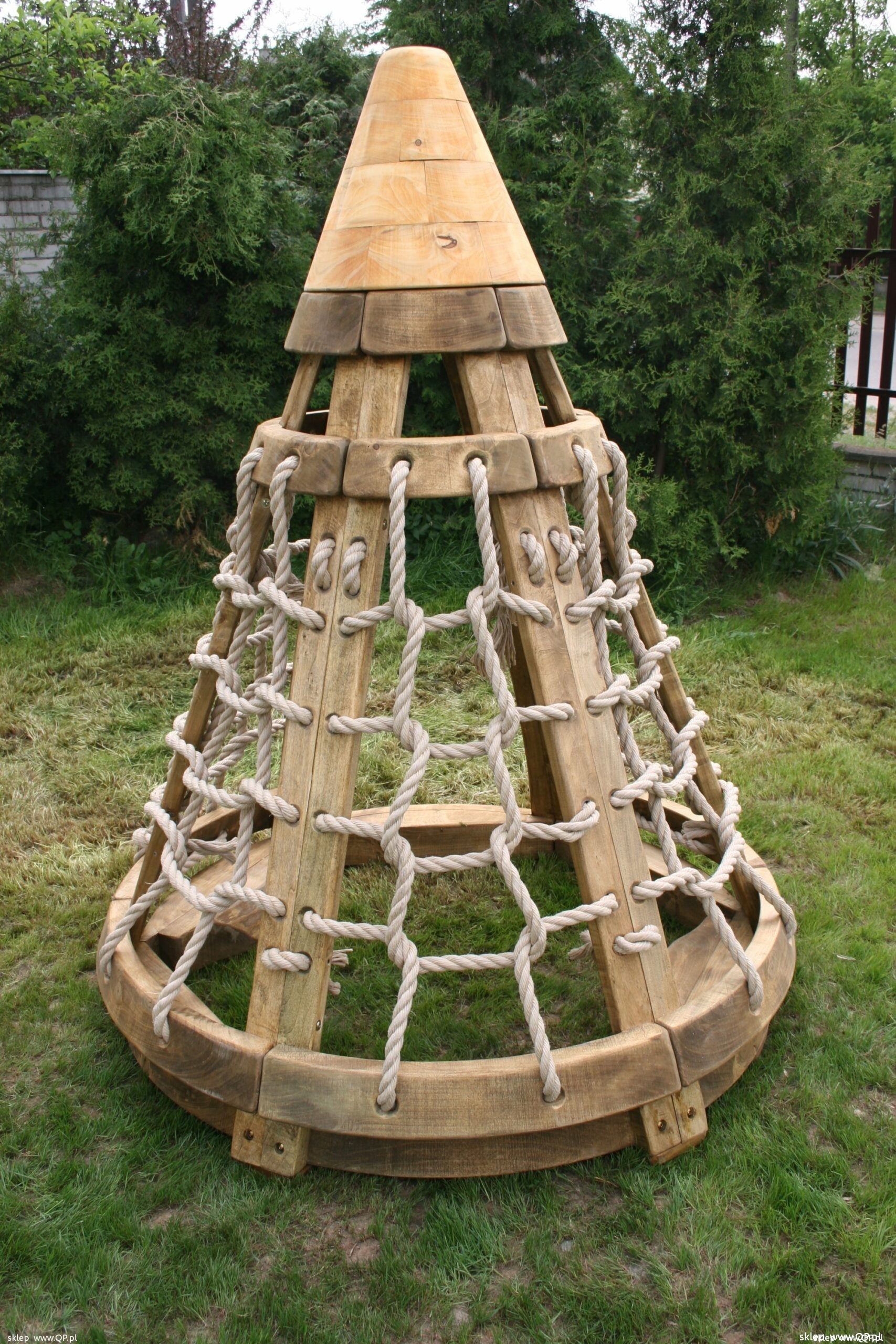 Wieżyczki z drewna, wigwam.