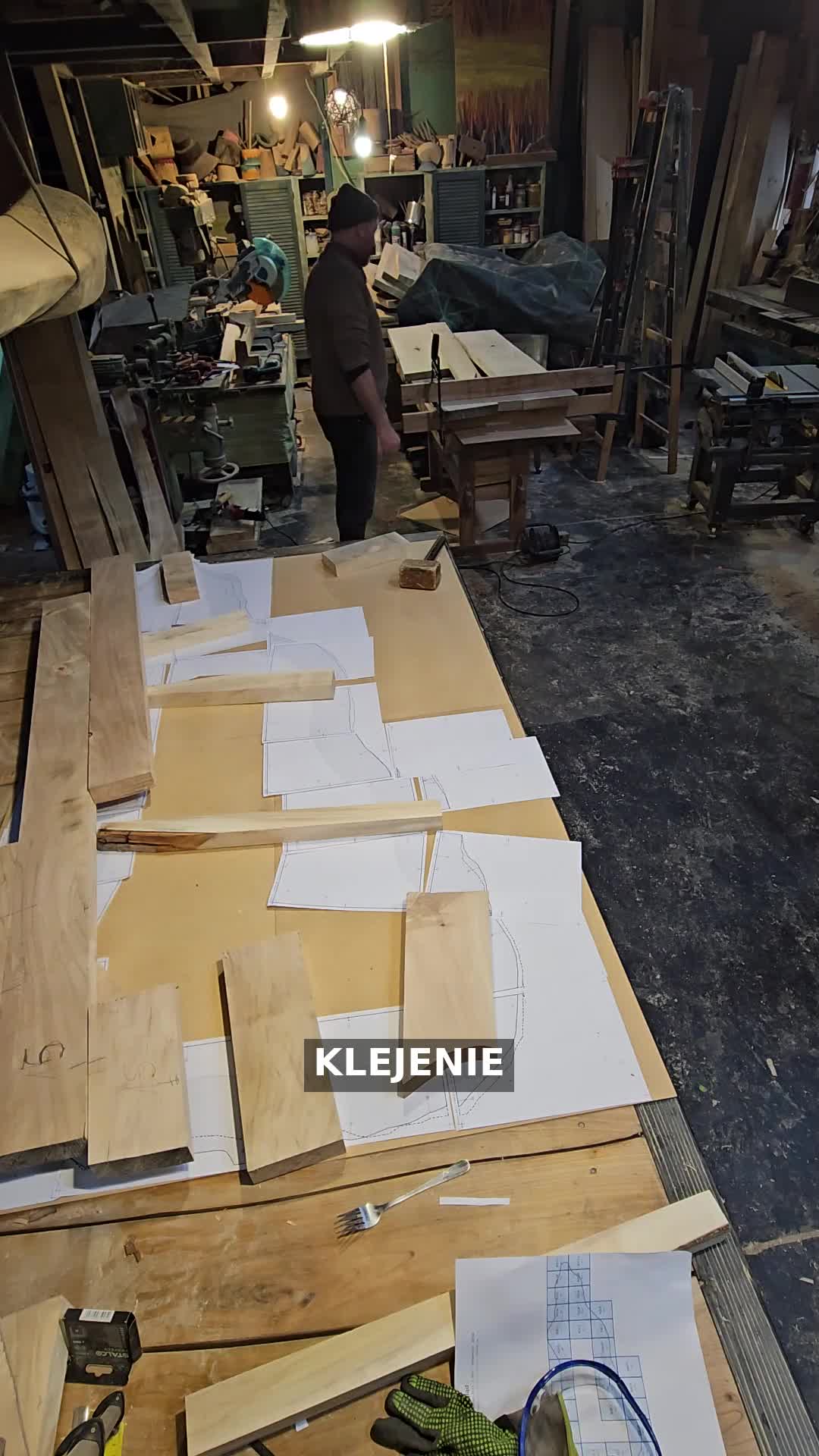 Drewniany niedzwiedz z plastrow topoli