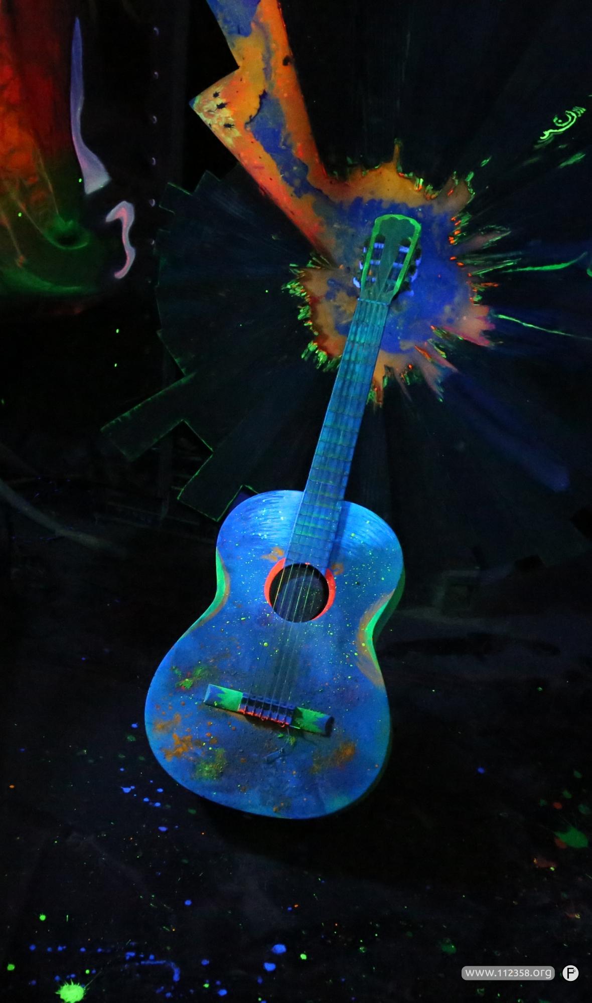 Gitara pomalowana farbami UV