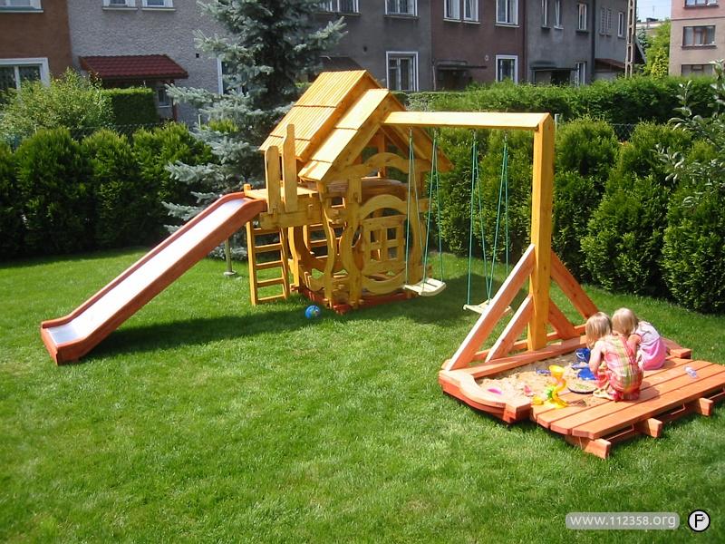 plac_zabaw_z_hustawakami_zjezdzalnia_piaskownica_2