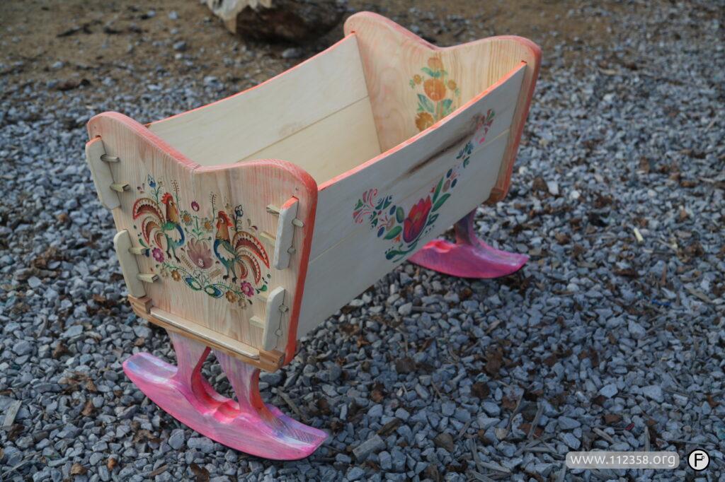 drewniana_kolyska_ludowe_wzory_1