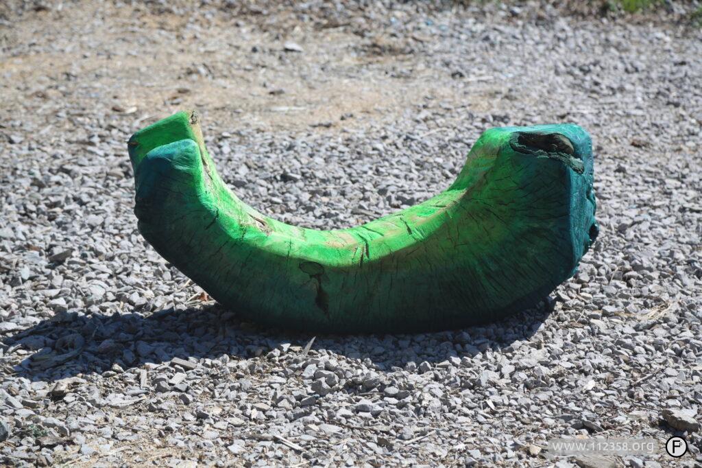 drewniany_kloc_rzezba_na_plac_zabaw_siedzisko_1