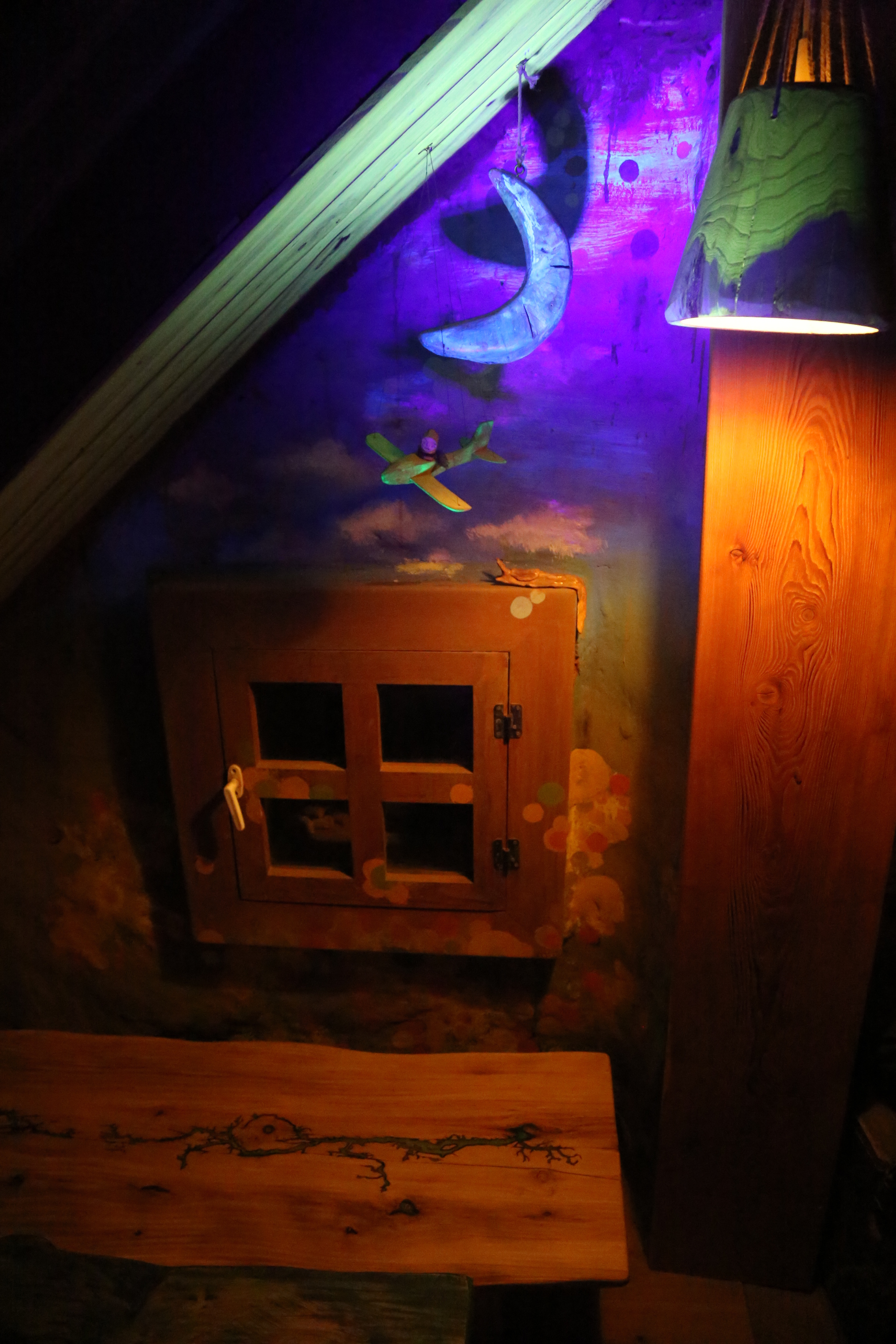 Fragment pokoju w świetle UV